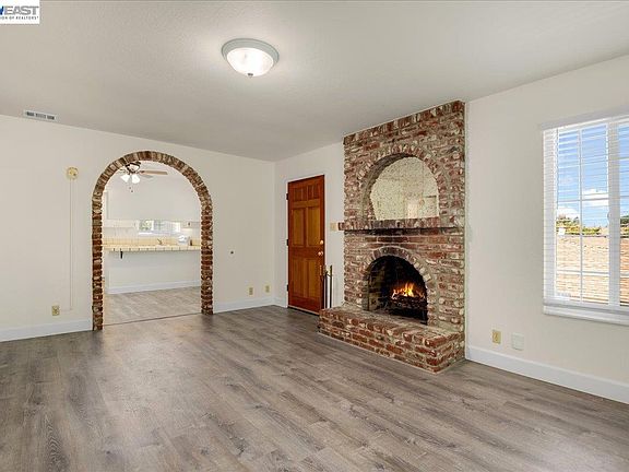3rd image of 21585 Montgomery St