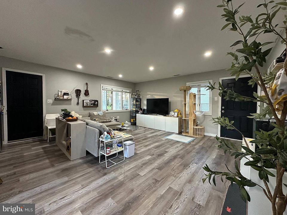 1st image of 28 Outlook Ln