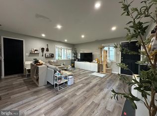 28 Outlook Ln, Levittown, PA 19055