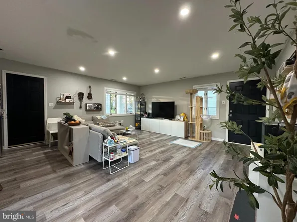 28 Outlook Ln, Levittown, PA 19055