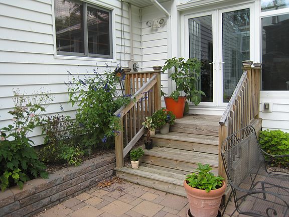 4th image of 940 Rosewood Ave
