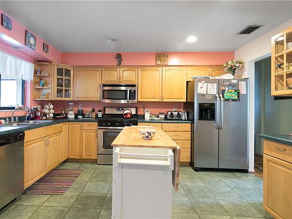 4th image of 1540 Guinevere Dr