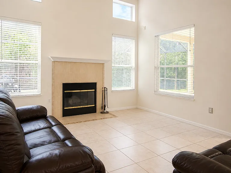 410 Sandringham Ct — Photo 12