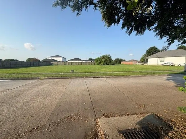 8436 Fairfax Dr, Chalmette, LA 70043