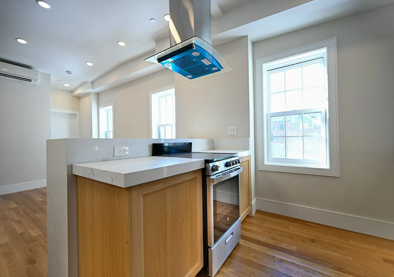 Brand New Penthouse in Bay Village, Central Heat/AC, In-Unit Washer and Dryer, Private Roof Deck — Photo 2