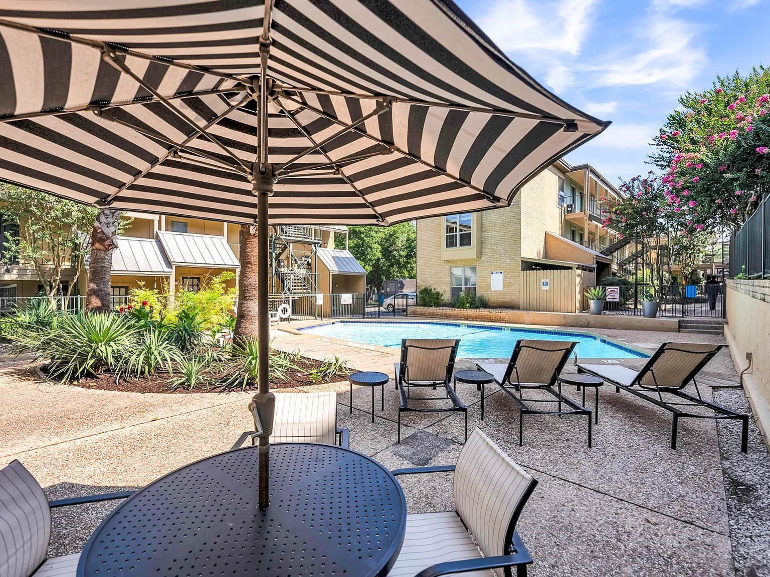 Oak Park Apartments — Photo 4