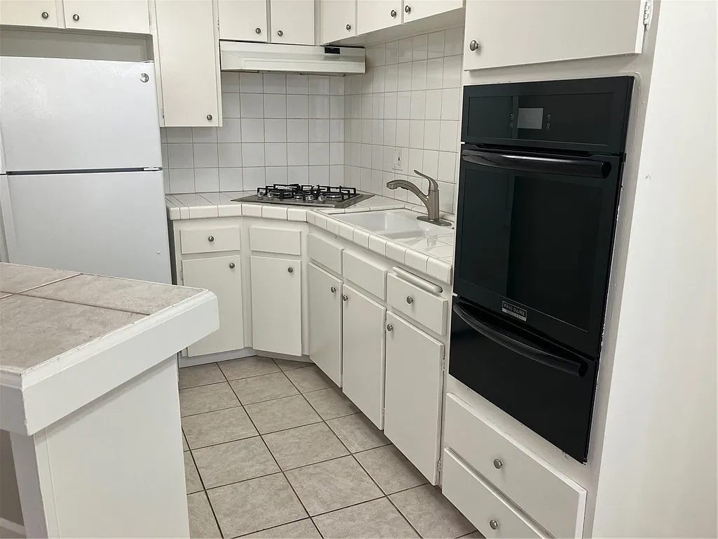 1 bed, 650 sqft, $1,900 — Photo 3