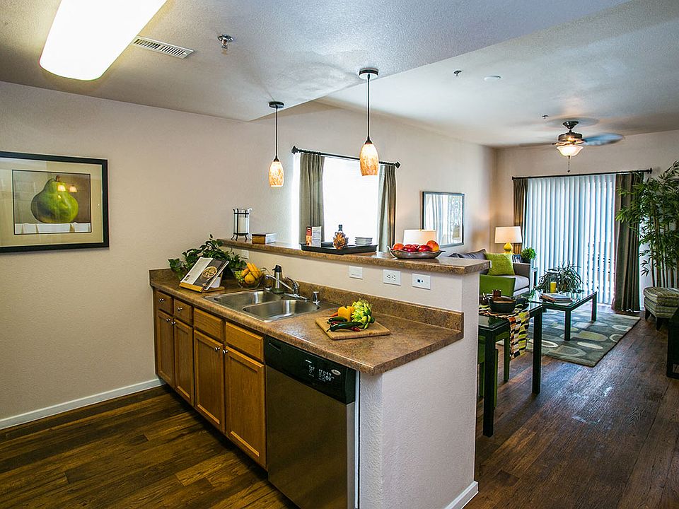 Full Kitchen with Breakfast Bar