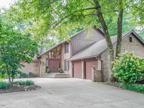 2664 Pine Lake Trl, Uniontown, OH 44685