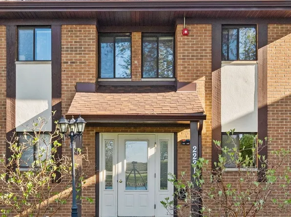 2221 Wharf Dr APT 205, Woodridge, IL 60517