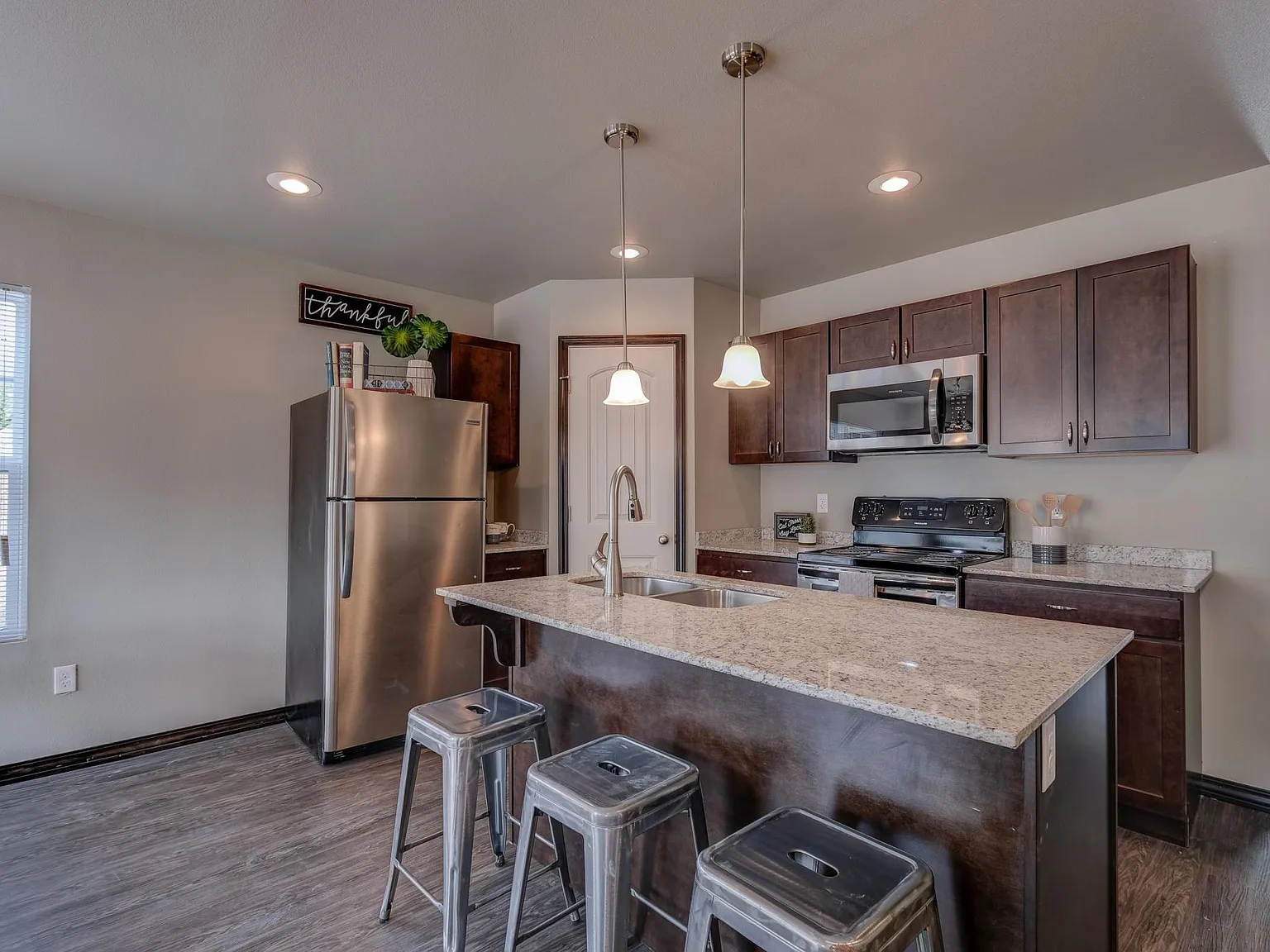3 bed, 2.5 bath, 1500 sqft, $1,500 — Photo 3