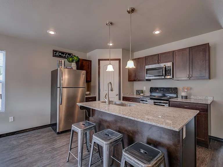 127 E Buchanan Rd — Photo 3