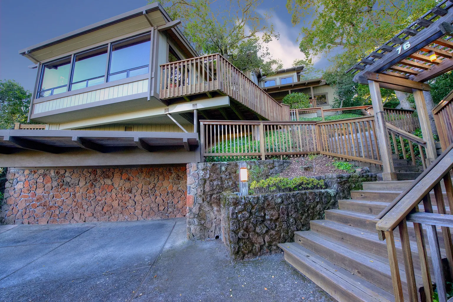 76 Summit Dr photo 1