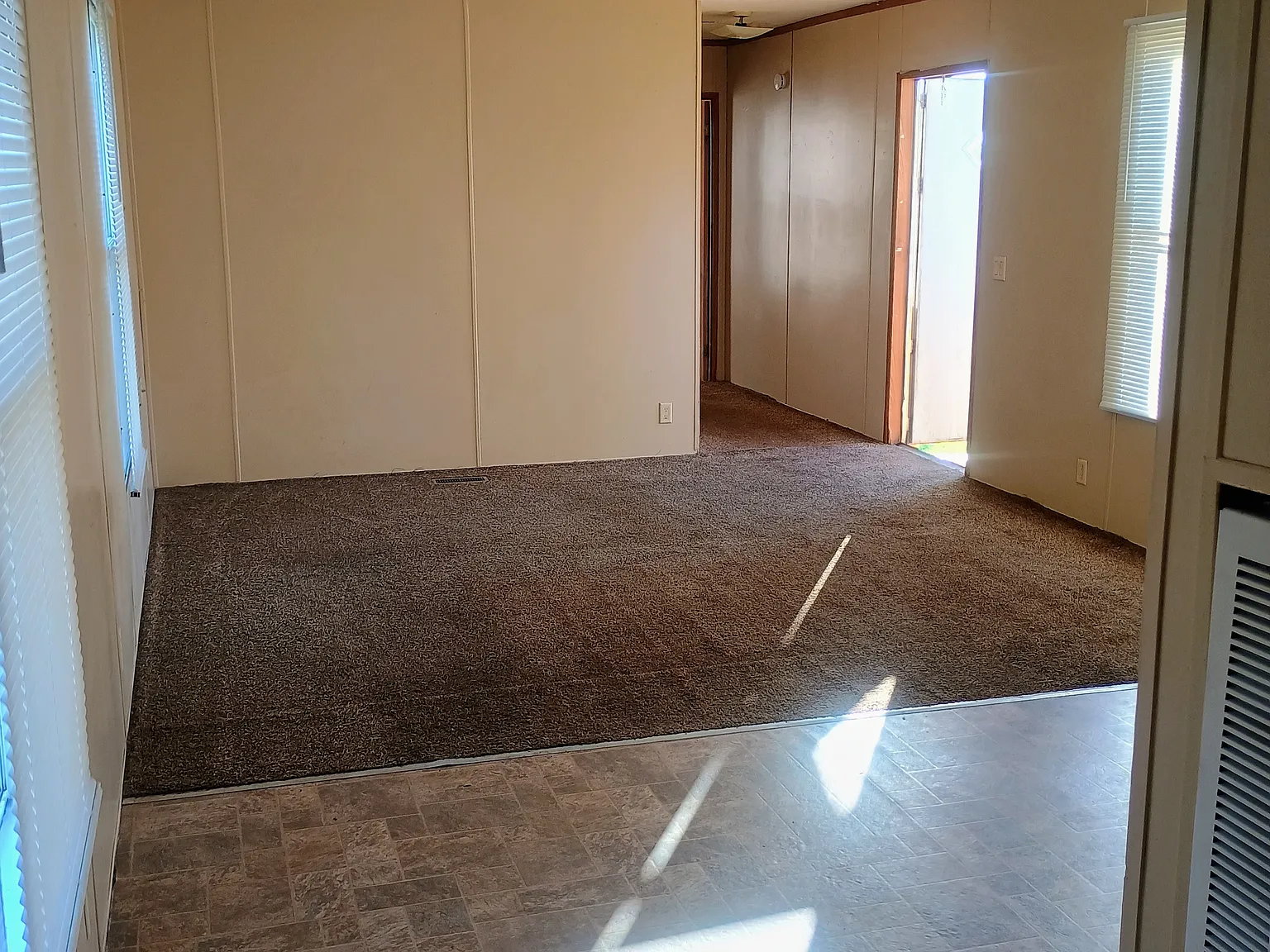 3 bed, 900 sqft, $850 — Photo 2