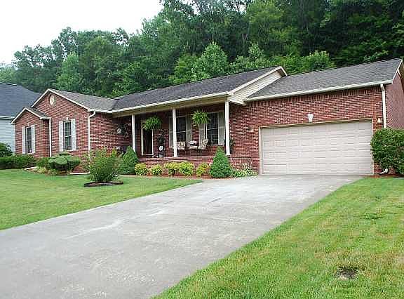 3rd image of 214 Windermere Dr