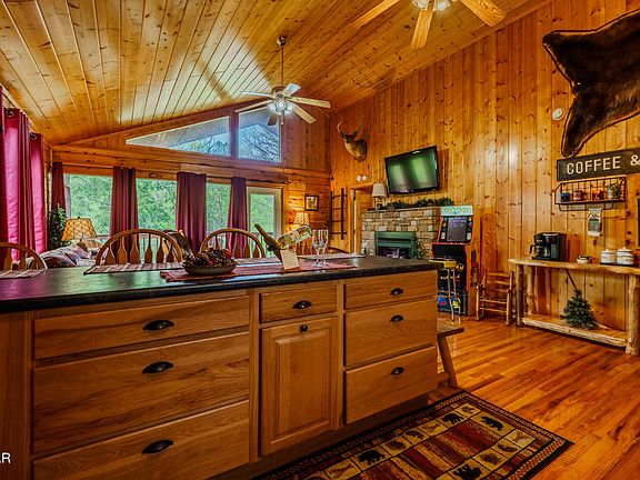 4th image of 1624 Pinewood Way