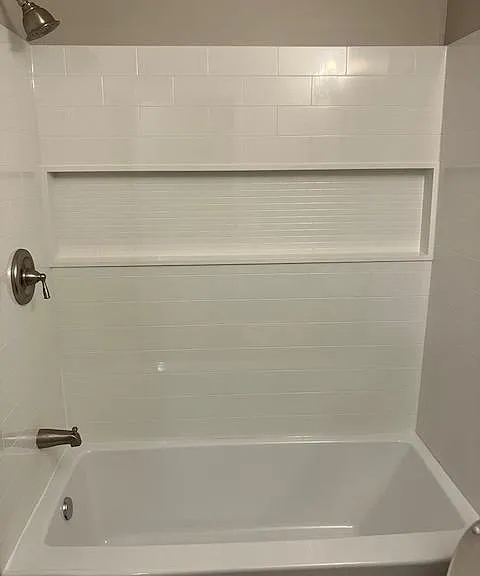 Upstairs full bath.