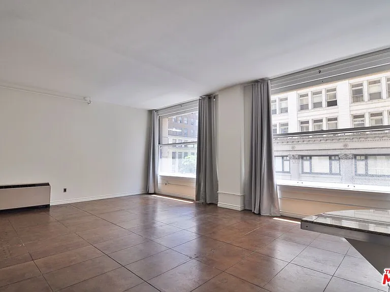215 W 7th St #307 — Photo 1