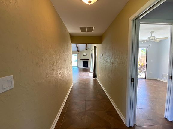Formal foyer and great gallery space!