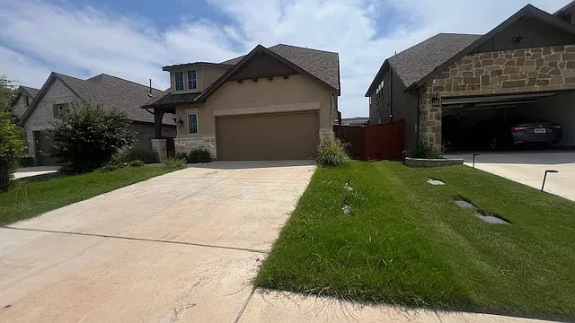 4 bed, 2328 sqft, $2,495 — Photo 2