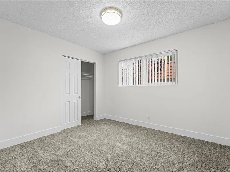 Sherwood Forest Apartments — Photo 32