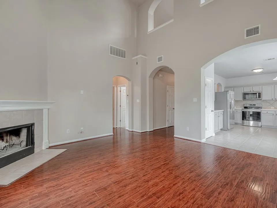211 Hanstrom Dr