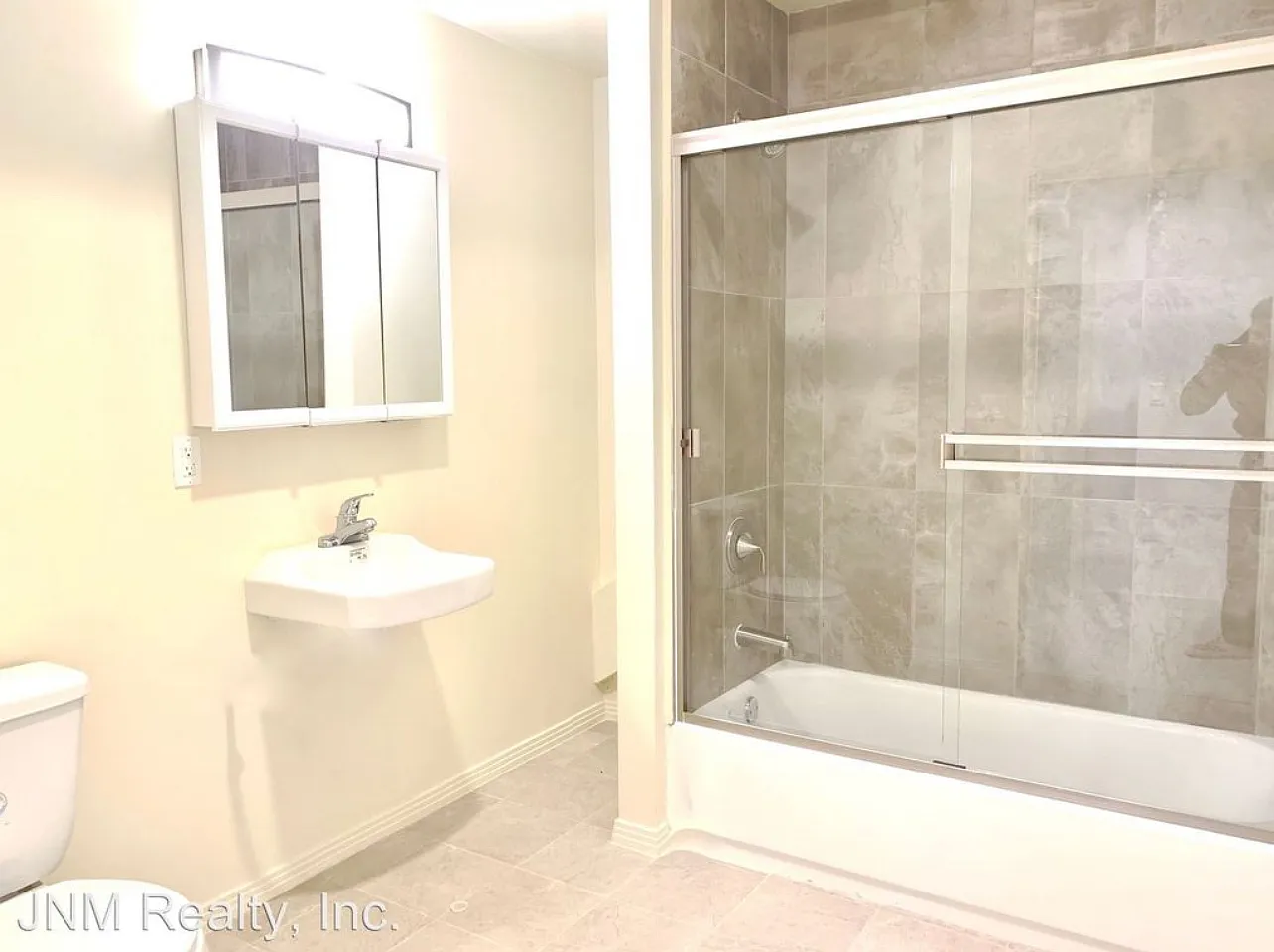 2 bed, 800 sqft, $2,400 — Photo 3