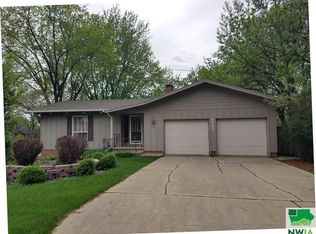 1143 1st Ave SE, Sioux Center, IA 51250