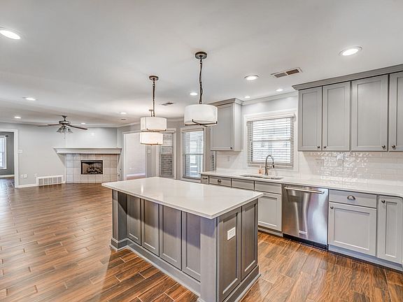 5th image of 5960 Arlington Oak Cv