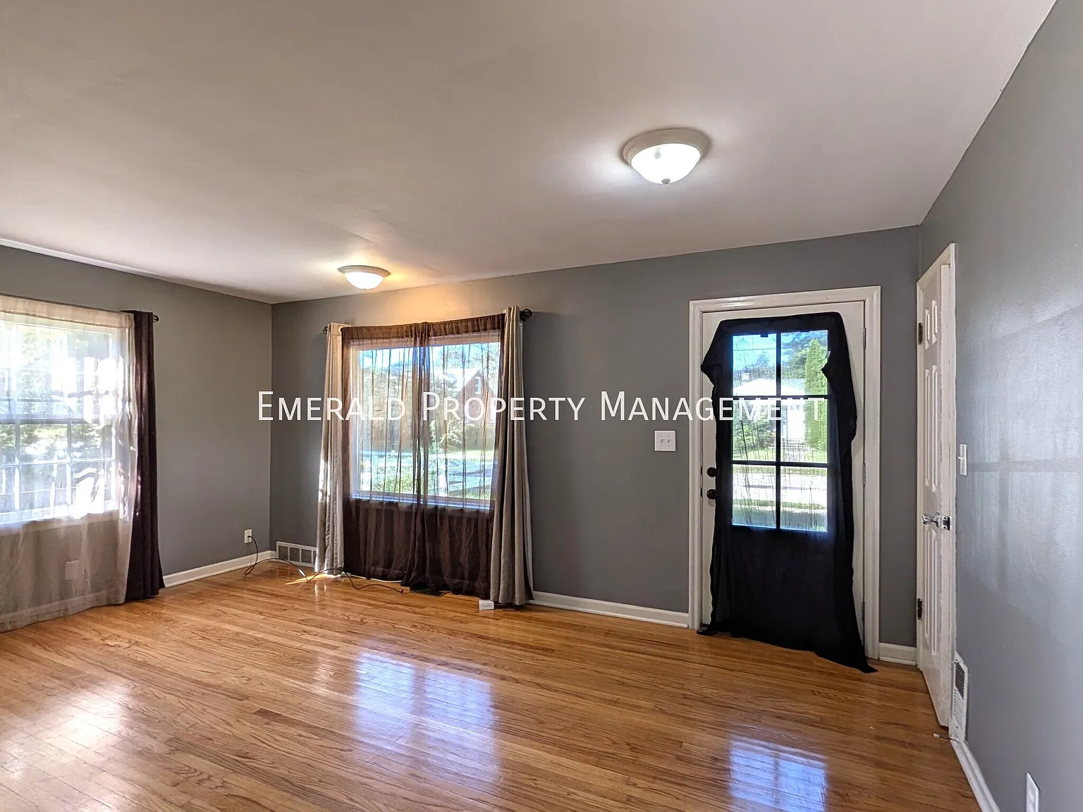 3 bed, $1,950 — Photo 2
