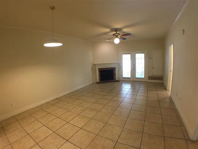 2100 San Gabriel St — Photo 2