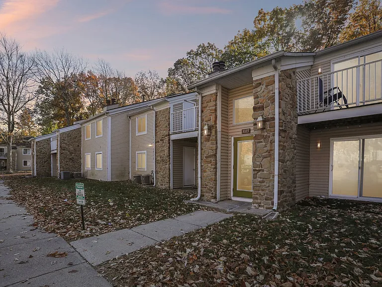 Twyckenham Apartments — Photo 20