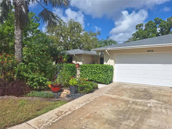 6912 W Country Club Dr N, Sarasota, FL 34243