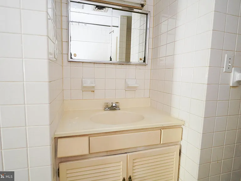 202 E Grove St #A — Photo 24