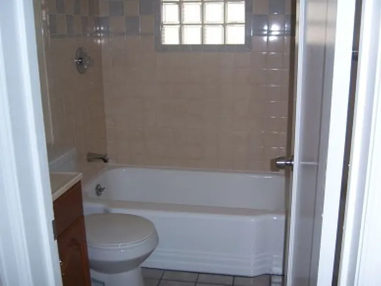 424 Howard Ave — Photo 4
