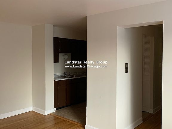 3rd image of 5909 N Kenmore Ave APT 508