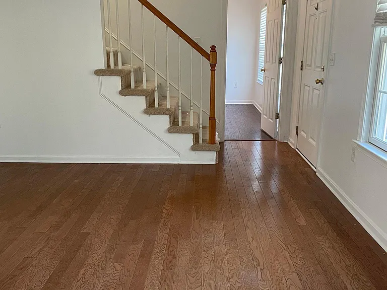 406 Lindenhurst Ct — Photo 10
