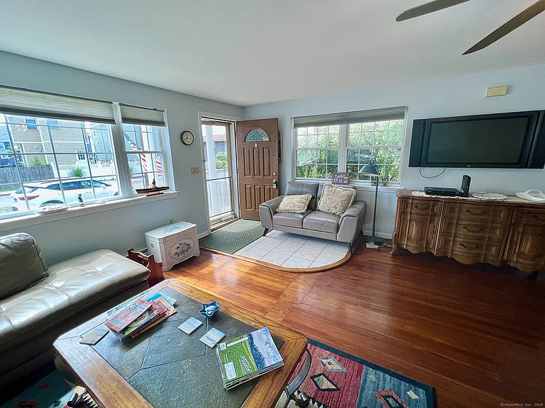 906 E Broadway — Photo 8