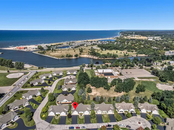 315 Lighthouse Way S, Manistee, MI 49660