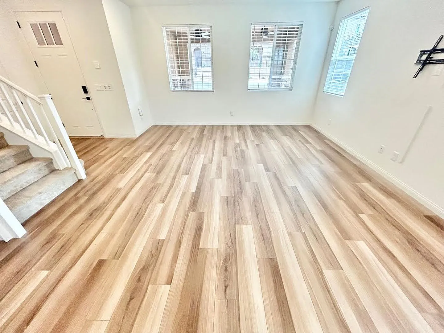 Stunning 3 Bedrooms 2.5 Bathrooms Two Story Townhouse Nestled In Inspirada Hoa Community With 2 C... — Photo 3