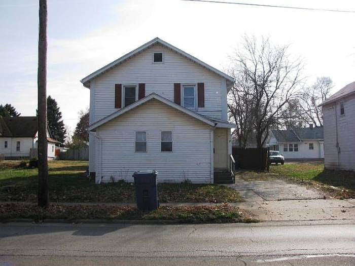 Exterior/ Driveway