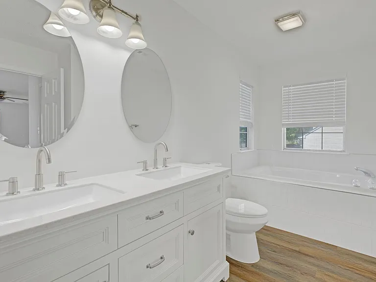 453 Waverly Pl — Photo 5
