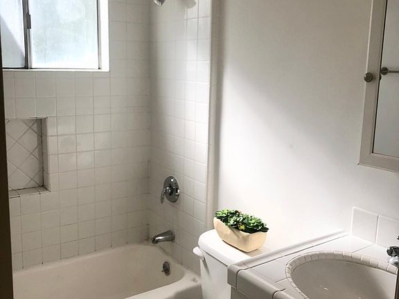 5th image of 2616 N Beachwood Dr APT 7