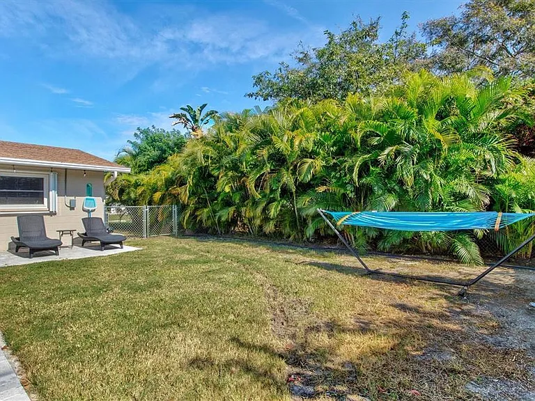 2572 Jefferson Cir — Photo 44