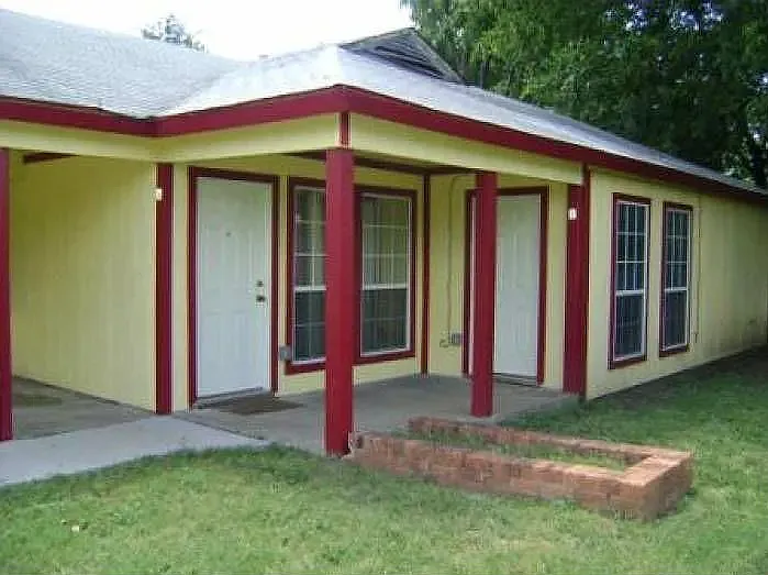 1613 Walton Walker Dr #B — Photo 2