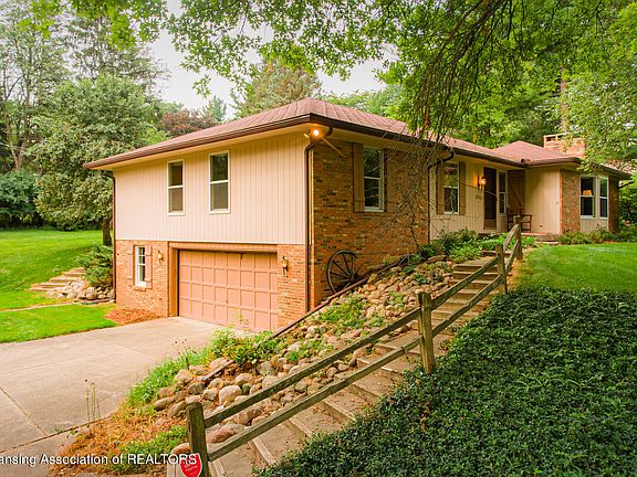 2nd image of 3710 W Hiawatha Dr