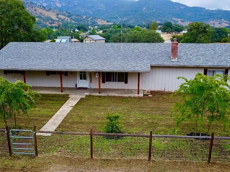 28562 Burrough Valley Rd — Photo 1