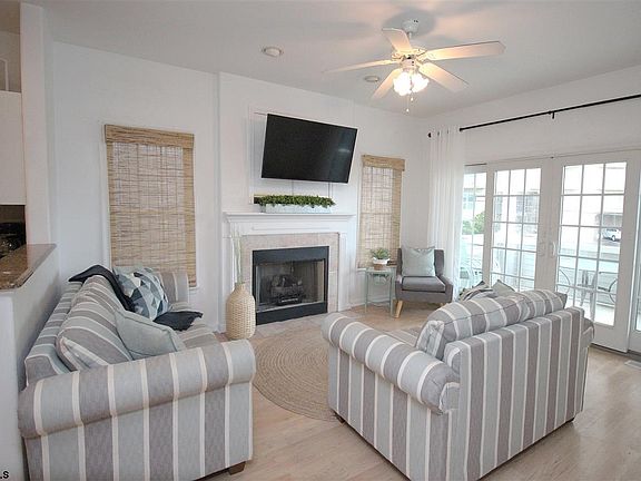 4th image of 917 3rd St APT 1