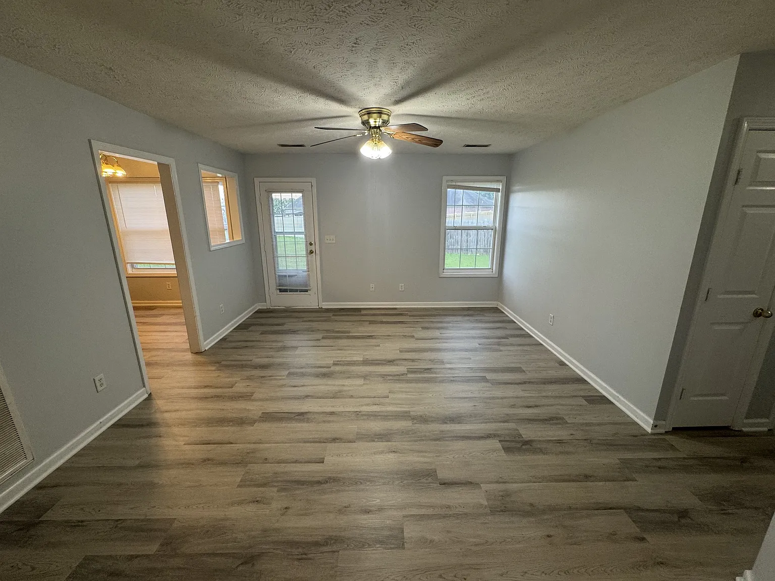 3 bed, 2.0 bath, 1191 sqft, $1,895 — Photo 2