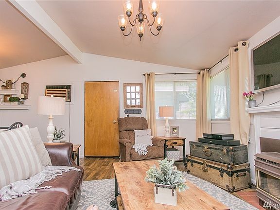 5th image of 842 N Vista Dr